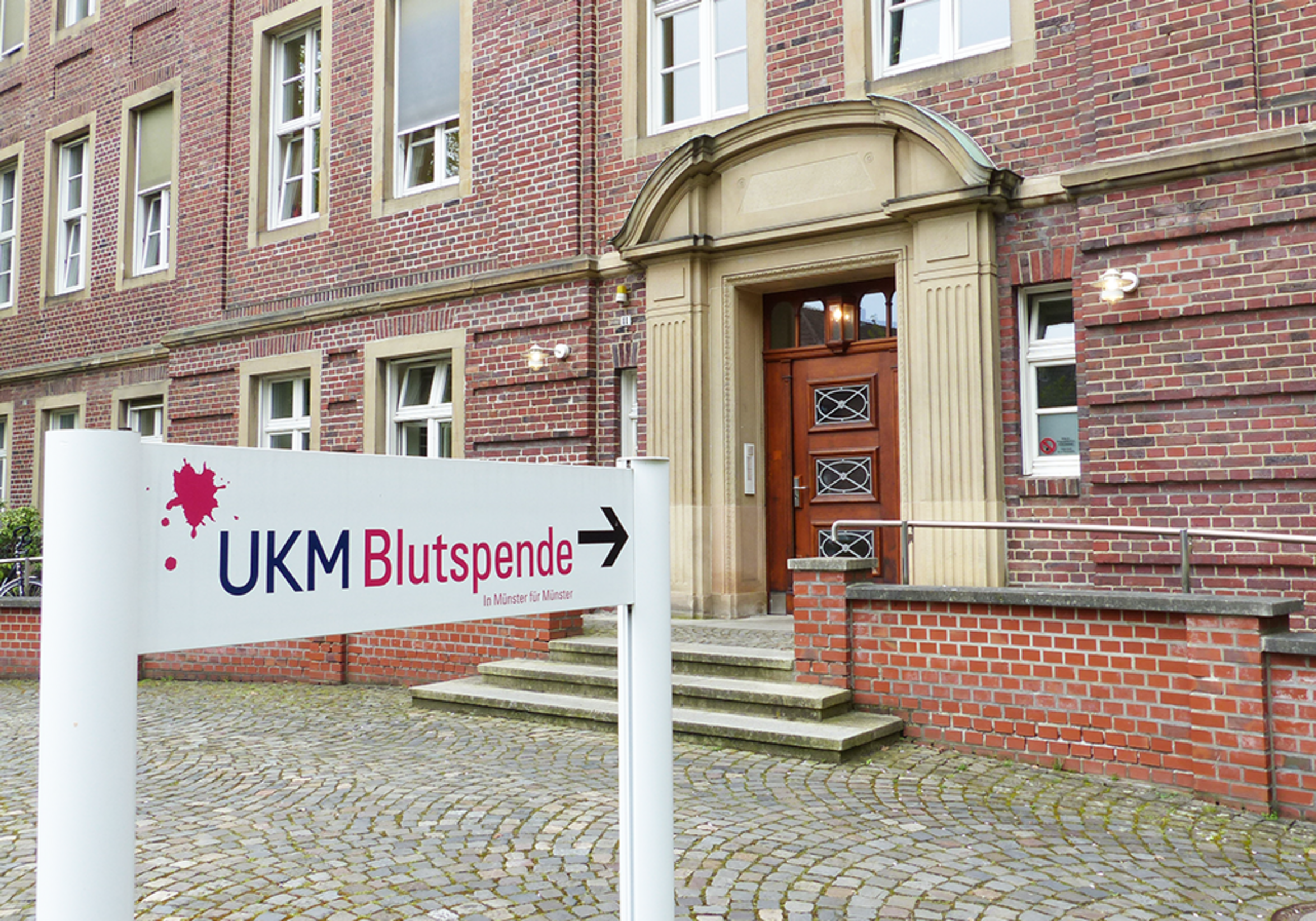 UKM-Blutspende | Gebäude-Eingang
